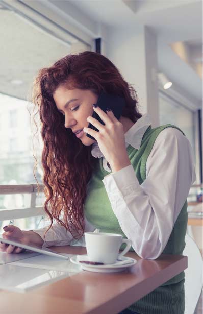 Młoda kobieta rozmawiająca przez telefon szukająca pomocy w podejmowaniu decyzji dotyczących aranżacji mieszkania